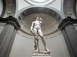 Целая армия реставраторов, вооруженных щетками и пылесосами, в течение пяти часов приводила в порядок знаменитую статую Микеланджело "Давид". Спецоперация продолжалась около пяти часов и впервые попала под объективы репортеров