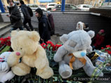 В Москве у станции метро "Октябрьское поле", неподалеку от которой накануне было совершено жестокое убийство четырехлетнего ребенка, появился мемориал, созданный горожанам