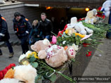 Жители столицы несут к месту трагедии цветы, мягкие игрушки, свечи и шоколад
