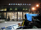 В московских аэропортах из-за снегопада в ночь на среду в общей сложности отменено или задержано более 100 рейсов