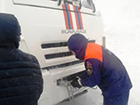 "Используя автомобиль "КамАЗ" и вездеход "Лось", спасатели обеспечили эвакуацию восьми транспортных средств и 15 жителей Курильска, в том числе одного ребенка, которые были доставлены к местам местожительства", - говорится в сообщении. "Используя автомобиль "КамАЗ" и вездеход "Лось", спасатели обеспечили эвакуацию восьми транспортных средств и 15 жителей Курильска, в том числе одного ребенка, которые были доставлены к местам местожительства", - говорится в сообщении.