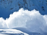 В Бурятии лавина накрыла очередную группу туристов - двух человек завалило снегом