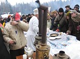 Энтузиазм россиян в праздновании Масленицы в этом году несколько выше, чем раньше: печь блины на масленичной неделе собираются 70% респондентов против 65% в 2015 году