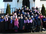 Прихожанкам подмосковного храма подарили платки с катафотами Прихожанкам подмосковного храма подарили платки с катафотами