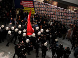 В Турции полиция использовала резиновые пули против сторонников свободной прессы В Турции полиция использовала резиновые пули против сторонников свободной прессы