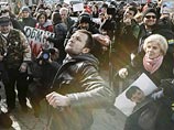 В Киеве неизвестные с пиротехникой атаковали посольство России В Киеве неизвестные с пиротехникой атаковали посольство России