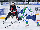 Хоккеисты уфимского "Салавата Юлаева" на своем льду в овертайме со счетом 3:2 нанесли поражение омскому "Авангарду"