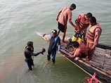 Двое человек были спасены местными рыбаками и спасателями около 10 утра и направлены в больницу