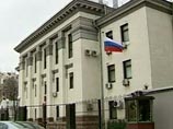 В Киеве возле посольства Российской Федерации в среду около 200 человек снова устроили митинг и забросали здание камнями и флаконами с йодом В Киеве возле посольства Российской Федерации в среду около 200 человек снова устроили митинг и забросали здание камнями и флаконами с йодом
