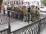 Бывшие контрактники сегодня перекрыли вход в здание штаба Северо-Кавказского военного округа. Они требуют полностью выплатить им деньги за службу в Чечне Бывшие контрактники сегодня перекрыли вход в здание штаба Северо-Кавказского военного округа. Они требуют полностью выплатить им деньги за службу в Чечне