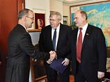 Лидер КПРФ Геннадий Зюганов увиделся на днях с послом США в России Джоном Теффтом. Рабочая встреча состоялась по инициативе американской стороны Лидер КПРФ Геннадий Зюганов увиделся на днях с послом США в России Джоном Теффтом. Рабочая встреча состоялась по инициативе американской стороны