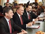 Беседа предводителя коммунистов с дипломатом сразу же вызвала множество домыслов у представителей других партий. Зюганова заподозрили в сотрудничестве с ЦРУ, а также намерении получить от США деньги на выборы и потребовали отчитаться о разговоре с Теффтом Беседа предводителя коммунистов с дипломатом сразу же вызвала множество домыслов у представителей других партий. Зюганова заподозрили в сотрудничестве с ЦРУ, а также намерении получить от США деньги на выборы и потребовали отчитаться о разговоре с Теффтом