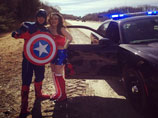 В США полицейские помогли Капитану Америке и Чудо-женщине, опаздывавшим на вечеринку из-за поломки машины (ФОТО)