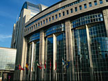 Сотрудники Еврокомиссии, высшего органа исполнительной власти ЕС, рекомендуют европейским банкам не участвовать в предстоящей сделке по размещению российских еврооблигаций