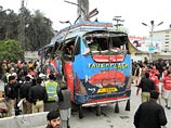 На северо-западе Пакистана произошел теракт, в результате которого погибли не менее 15 человек. Как передает Reuters, все они были государственными служащими