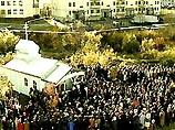 Все жители военного гарнизона Видяево пришли к храму Николая Чудотворца, чтобы отдать долг памяти экипажу атомохода "Курск"
