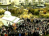 Все жители военного гарнизона Видяево пришли к храму Николая Чудотворца, чтобы отдать долг памяти экипажу атомохода "Курск" Все жители военного гарнизона Видяево пришли к храму Николая Чудотворца, чтобы отдать долг памяти экипажу атомохода "Курск"