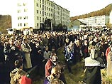 Как передает НТВ, родственники погибших моряков хотели провести траурную церемонию в узком кругу. Но когда они пришли к храму, там уже стоял весь поселок Как передает НТВ, родственники погибших моряков хотели провести траурную церемонию в узком кругу. Но когда они пришли к храму, там уже стоял весь поселок