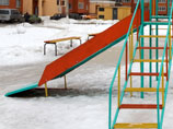 В Нижнем Новгороде недовольные шумом жители залили детскую горку гудроном с битым стеклом В Нижнем Новгороде недовольные шумом жители залили детскую горку гудроном с битым стеклом