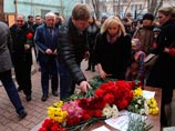 К представительству Ростовской области в Москве несут цветы в память о погибших