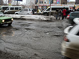 Между тем местные власти предпочитают не распространяться о ситуации на дорогах, ограничиваясь лишь рекомендациями на случай ДТП Между тем местные власти предпочитают не распространяться о ситуации на дорогах, ограничиваясь лишь рекомендациями на случай ДТП