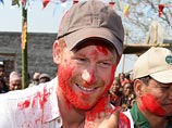 Принц Гарри разукрасил себе лицо, принимая участие в фестивале красок в Непале