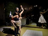 Сначала перед гостями выступили профессиональные танцоры, после чего женщина-танцор пригласила станцевать Барака Обаму, а ее партнер - супругу американского лидера