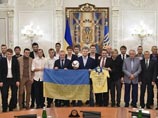 Президент Украины Петр Порошенко в ноябре прошлого года наградил девять игроков национальной сборной страны по футболу и ее тренера Михаила Фоменко именным огнестрельным оружием за выход команды в финальную часть чемпионата Европы 2016 года Президент Украины Петр Порошенко в ноябре прошлого года наградил девять игроков национальной сборной страны по футболу и ее тренера Михаила Фоменко именным огнестрельным оружием за выход команды в финальную часть чемпионата Европы 2016 года