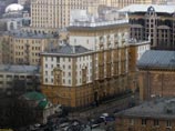 Напротив посольства США в Москве днем 23 марта около 50 человек устроили акцию под лозунгом "НАТО в крови", приуроченную к годовщине начала военной операции Североатлантического альянса в Югославии в 1999 году Напротив посольства США в Москве днем 23 марта около 50 человек устроили акцию под лозунгом "НАТО в крови", приуроченную к годовщине начала военной операции Североатлантического альянса в Югославии в 1999 году
