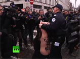 Суд Лилля оправдал активисток Femen по делу о "топлес-осаде" машины Стросс-Кана Суд Лилля оправдал активисток Femen по делу о "топлес-осаде" машины Стросс-Кана