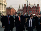 Госсекретарь США Джон Керри во время своего официального визита в Москву, как и во время своего прошлого приезда в декабре прошлого года, нашел время для прогулки по центру российской столицы