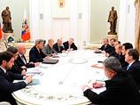 Издание отмечает, что в Москве визит Керри был воспринят как шанс ратовать за постепенное улучшение отношений с США