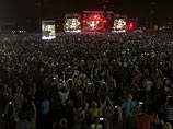 Легендарная британская рок-группа Rolling Stones собрала на концерте в Гаване до полумиллиона человек: он прошел под открытым небом на заполненном до отказа бейсбольном стадионе в столице Кубы