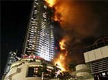 В ОАЭ полыхает высотный жилой комплекс, огонь перебирается с одного небоскреба на другой