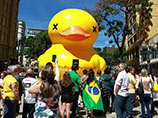 Участники антиправительственных акций протеста в Бразилии еще с прошлого года используют большого резинового утенка желтого цвета в качестве символа