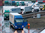 Погрузка автопоездов на второй грузовой палубе парома "Петербург" в порту Балтийска (Калининградская область) перед отправкой в первый рейс в Засниц (Германия), февраль 2016 года
