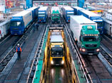 Автопоезда на накопительной площадке ожидания парома "Петербург" в порту Балтийска (Калининградская область) перед отправкой в первый рейс в Засниц (Германия), февраль 2016 года