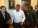 На Украине судья, пойманный на взятке, стрелял в силовиков и выпрыгнул в окно На Украине судья, пойманный на взятке, стрелял в силовиков и выпрыгнул в окно