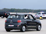 Малолитражный автомобиль Fiat 500, на котором Папа Римский Франциск передвигался в Нью-Йорке во время визита в США в сентябре прошлого года, продан с аукциона за 300 тысяч долларов Малолитражный автомобиль Fiat 500, на котором Папа Римский Франциск передвигался в Нью-Йорке во время визита в США в сентябре прошлого года, продан с аукциона за 300 тысяч долларов