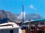 В сети появилось видео, на котором, как утверждается, запечатлены последствия крушения разбившегося азербайджанского вертолета, упавшего в горах вблизи одного из сел. Также видно разрушения, постигшие дома жителей
