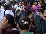 Сотни активисток движения Ranragini Bhumata Brigade, которые борются за права женщин, собираются продолжить борьбу за равное с мужчинами право посещать храм Божества Шани, находящийся в штате Махараштра на западе Индии