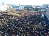 Десятки тысяч жителей Рейкьявика устроили митинг с требованием отставки премьер-министра, замешанного в "офшор-гейте"