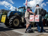 Во Франции фермеры защищают отечественного производителя, выливая испанское вино на дорогу