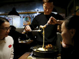 Перебежчиками стали 12 женщин и один мужчина, который управлял рестораном национальной кухни КНДР