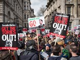 В Лондоне из-за информации о нарушениях премьера в размере 30 тысяч фунтов, прошел многотысячный митинг