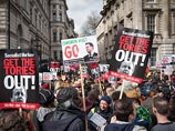 В Лондоне из-за информации о нарушениях премьера в размере 30 тысяч фунтов, прошел многотысячный митинг В Лондоне из-за информации о нарушениях премьера в размере 30 тысяч фунтов, прошел многотысячный митинг