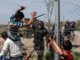 Мигранты направились к границе, а когда полиция отказалась пускать нелегалов, некоторые пытались перелезть через ограждения