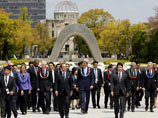 Глава госдепартамента и другие министры иностранных дел "семерки" возложили венки к памятнику 140 тысяч погибших в атомной бомбардировке Хиросимы и Нагасаки и почтили их память минутой молчания