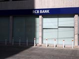 В марте Deutsche Bank уведомил Hellenic Bank и RCB Bank, что перестанет проводить через свои платежные системы их долларовые транзакции