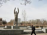 Отмечают эту дату и в городе Байконур Кызылординской области Казахстана, где расположен легендарный космодром. В этот день к памятникам Юрию Гагарину и Сергею Королеву будут возложены цветы, состоится митинг